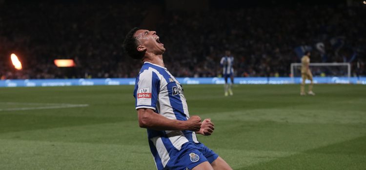 Alberto Costa celebra un gol del Oporto ante el Famalicao. EFE/EPA/MANUEL FERNANDO ARAUJO