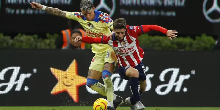 Isaac Brizuela (d), de las Chivas de Guadalajara, fue registrado este sábado, 16 de marzo, al disputar un balón con Cristian Calderón (i), de las Águilas del América, durante un partido de la jornada 12 del Torneo Clausura 2024 de la liga mexicana de fútbol, en el estadio Akron, en la ciudad de Guadalajara (Jalisco, México). EFE/Francisco Guasco