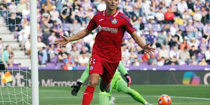 El jugador del Getafe CF Terrats celebra el segundo gol conseguido ante el Valladolid, durante el partido de LaLiga disputado este domingo en el estadio José Zorrilla de Valladolid. EFE/R. García