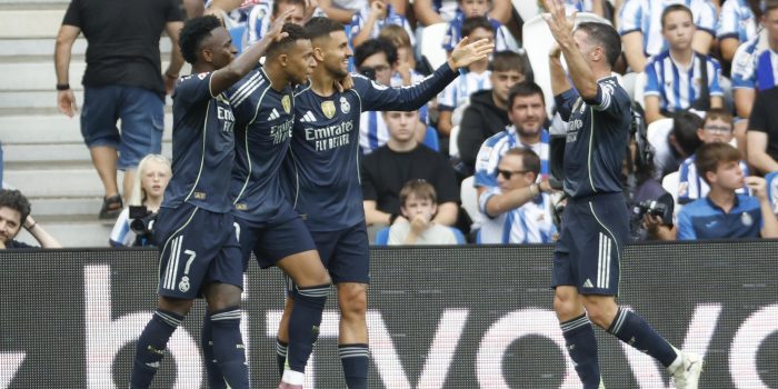 -Los jugadores del Real Madrid celebran el gol de Arda Guler, durante el partido de la jornada 4 de La Liga EA Sports este sábado en el estadio Municipal de Anoeta en San Sebastián.- EFE/ Javier Etxezarreta