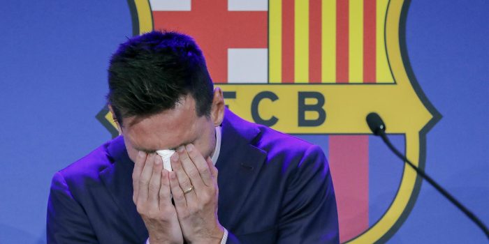 El delantero argentino Lionel Messi, se emociona durante su comparecencia en el Camp Nou para explicar su versión sobre su marcha del conjunto azulgrana. EFE/ Andreu Dalmau