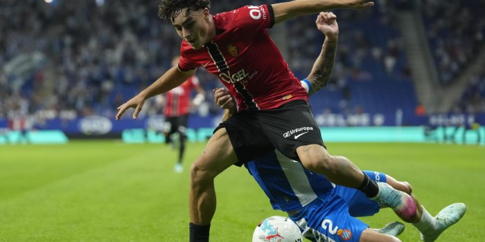 Fotografía del 15 de septiembre en la que se ve al delantero del Mallorca Jan Virgili (i) al escaparse de Rubén Sánchez, del Espanyol, durante el partido de la cuarta jornada de LaLiga de fútbol entre el RCD Espanyol y el RCD Mallorca en el RCDE Stadium, en Cornellá. EFE/Enric Fontcuberta