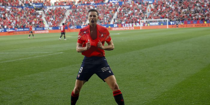 El delantero de Osasuna Raúl García celebra su gol durante el partido de la jornada 32 de LaLiga que Atlético Osasuna y Sevilla FC disputan este domingo en el estadio de El Sadar, en Pamplona. EFE/ Villar López