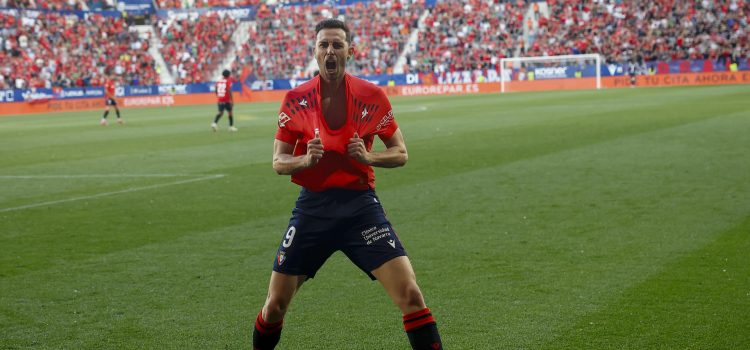 El delantero de Osasuna Raúl García celebra su gol durante el partido de la jornada 32 de LaLiga que Atlético Osasuna y Sevilla FC disputan este domingo en el estadio de El Sadar, en Pamplona. EFE/ Villar López