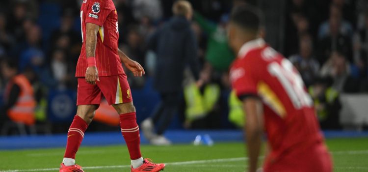 El jugador del Liverpoo Mohamed Salah (I) observa a Cody Gakpo durante el partido de la Premier League que han jugado Brighton & Hove Albion y Liverpool FC, en Brighton, Reino Unido. EFE/EPA/DANIEL HAMBURY