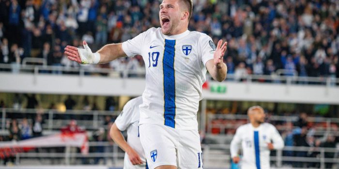 El jugador Benjamin Kaellman celebra el 2-0 durante el partido de clasificación para el Mundial 2026 que han jugado Finlandia and Polonia en Helsinki, Finlandia. EFE/EPA/Kimmo Brandt