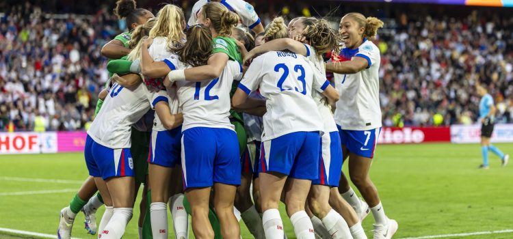 Fotografía de Michael Buholzer, en la que puede verse en una imagen de archivo del 27 de julio de 2025 a la selección de Inglaterra tras ganar la Eurocopa femenina, disputada en Suiza. EFE