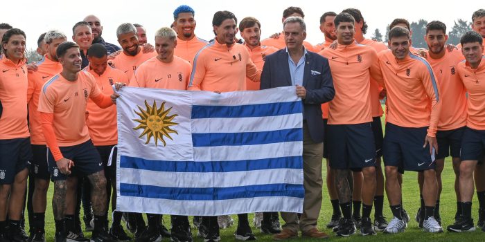 El presidente de Uruguay, Yamandú Orsi (c), posa junto a jugadores de la selección de fútbol durante la entrega del pabellón nacional en Montevideo (Uruguay). EFE/ Federico Gutiérrez