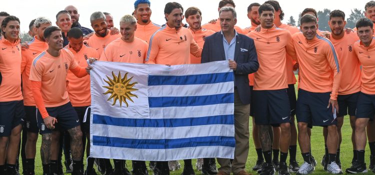 El presidente de Uruguay, Yamandú Orsi (c), posa junto a jugadores de la selección de fútbol durante la entrega del pabellón nacional en Montevideo (Uruguay). EFE/ Federico Gutiérrez