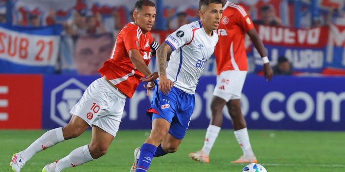 Christian Oliva (d), de Nacional, disputa un balón con Alan Patrick (i), de Internacional, durante un partido de la fase de grupos de la Copa Libertadores entre Nacional e Internacional en el estadio Gran Parque Central en Montevideo (Uruguay). EFE/ Gastón Britos