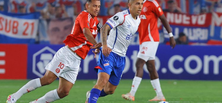 Christian Oliva (d), de Nacional, disputa un balón con Alan Patrick (i), de Internacional, durante un partido de la fase de grupos de la Copa Libertadores entre Nacional e Internacional en el estadio Gran Parque Central en Montevideo (Uruguay). EFE/ Gastón Britos
