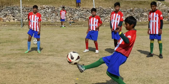 Niños participan en un entrenamiento en una escuela de fútbol, el 4 de octubre de 2023, en Mocomoco (Bolivia). EFE/Stringer