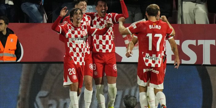 El delantero macedonio del Girona, Bojan Miovski (c), celebra el tercer gol de su equipo durante el encuentro correspondiente a la jornada 14 de Laliga EA Sports en el estadio de Montilivi, en Girona. EFE / Siu Wu.