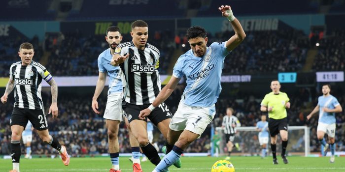 Malick Thiaw (centro-izquierda), del Newcastle, en acción frente a Omar Marmoush (centro-derecha), del Manchester City, durante el partido de vuelta de semifinales de la Copa de la Liga de Inglaterra, disputado este miércoles en el Etihad Stadium (Mánchester). EFE/ADAM VAUGHAN *Sólo uso editorial*