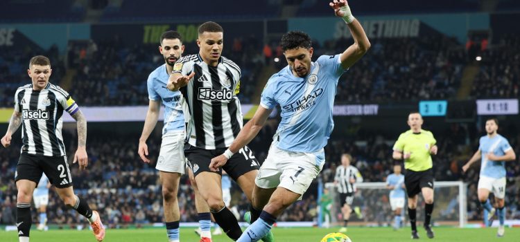 Malick Thiaw (centro-izquierda), del Newcastle, en acción frente a Omar Marmoush (centro-derecha), del Manchester City, durante el partido de vuelta de semifinales de la Copa de la Liga de Inglaterra, disputado este miércoles en el Etihad Stadium (Mánchester). EFE/ADAM VAUGHAN *Sólo uso editorial*