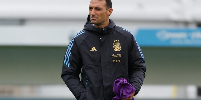 El seleccionador de Argentina, Lionel Scaloni, durante un entrenamiento en el predio de la Asociación de Fútbol Argentino (AFA) en Ezeiza. EFE/ Juan Ignacio Roncoroni