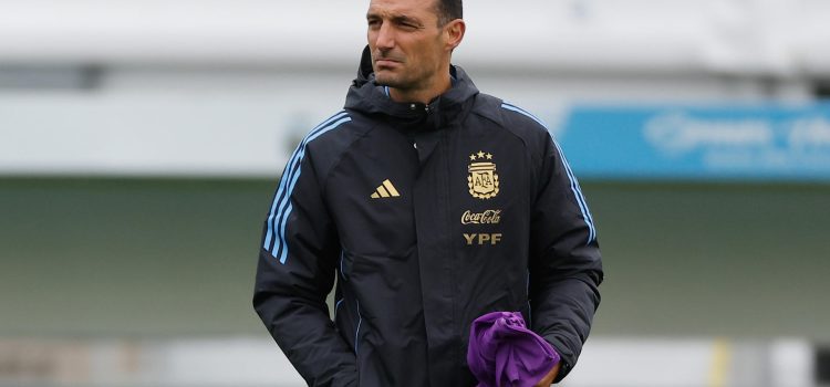 El seleccionador de Argentina, Lionel Scaloni, durante un entrenamiento en el predio de la Asociación de Fútbol Argentino (AFA) en Ezeiza. EFE/ Juan Ignacio Roncoroni