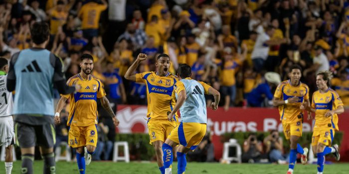 Joaquim Pereira (c) de Tigres celebra un gol frente a Necaxa este domingo, durante el partido de vuelta por los cuartos de final del torneo Clausura 2025 de la Liga MX entre Tigres y Necaxa, en el estadio Universitario de la ciudad de Monterrey (México). EFE/ Miguel Sierra