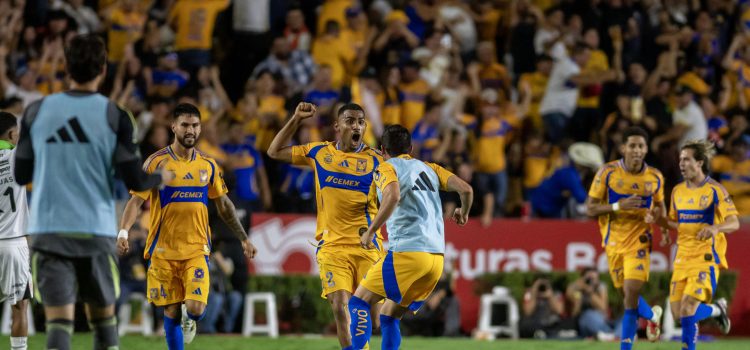 Joaquim Pereira (c) de Tigres celebra un gol frente a Necaxa este domingo, durante el partido de vuelta por los cuartos de final del torneo Clausura 2025 de la Liga MX entre Tigres y Necaxa, en el estadio Universitario de la ciudad de Monterrey (México). EFE/ Miguel Sierra