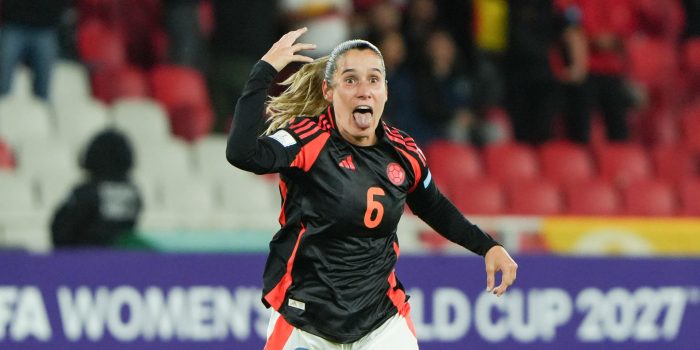 La centrocampista Daniela Montoya celebra el golazo que, a la postre, garantizó este martes el triunfo de la selección de Colombia por 1-2 sobre la de Ecuador en partido de la segundo jornada de la Liga de Naciones jugado en el estadio Rodrigo Paz Delgado, de Quito. EFE/ Vicente Costales