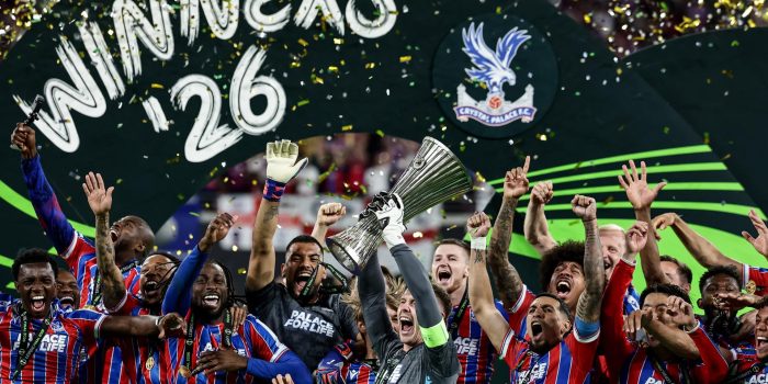 Los jugadores del Crystal Palace levantan el trofeo tras la final de la Liga Conferencia que han jugado Crystal Palace y Rayo Vallecano, en Leipzig, Alemania. EFE/EPA/FILIP SINGER