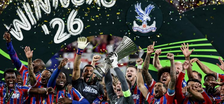 Los jugadores del Crystal Palace levantan el trofeo tras la final de la Liga Conferencia que han jugado Crystal Palace y Rayo Vallecano, en Leipzig, Alemania. EFE/EPA/FILIP SINGER