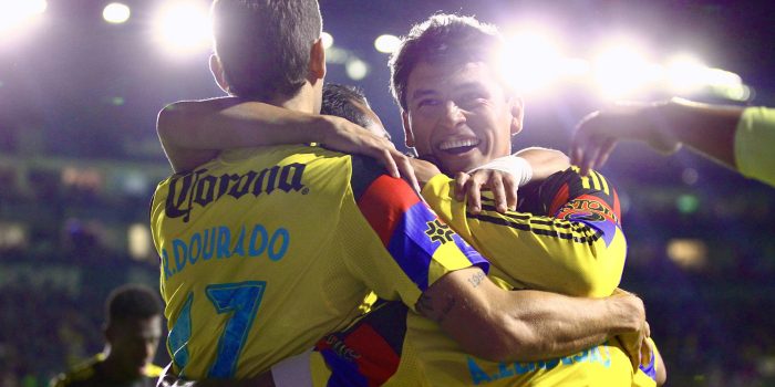 Jugadores de América celebran un gol este martes, en un partido de la Liga MX entre León y América en el estadio León en León (México). EFE/Luis Ramírez