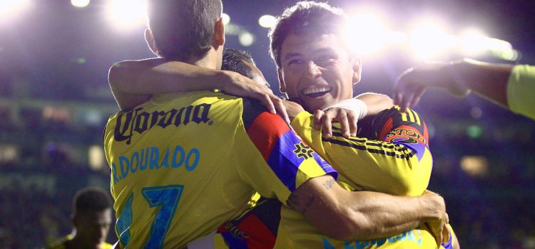 Jugadores de América celebran un gol este martes, en un partido de la Liga MX entre León y América en el estadio León en León (México). EFE/Luis Ramírez