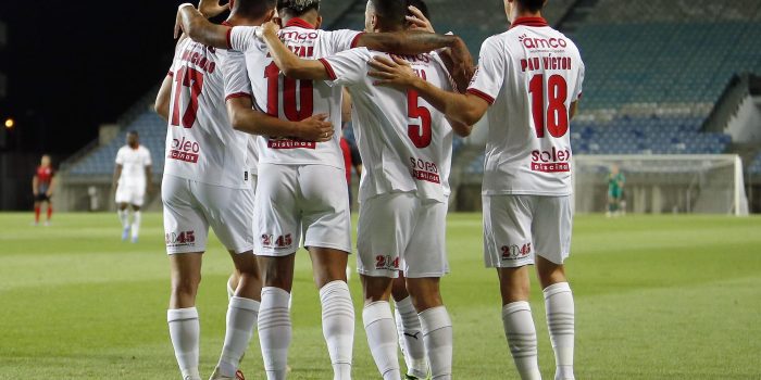 Jugadores del Sporting Braga celebran este jueves un gol en el partido correspondiente a la fase de clasificación de la Liga Europa frente al Lincoln de Gibraltar. EFE/LUIS BRANCA