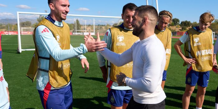 El doble campeón de artes marciales mixtas Ilia Topuria (d) saluda al defensa de la selección nacional de fútbol Aymeric Laporte (i) mientras visita el entrenamiento de la Selección Española de Fútbol en la Ciudad del Fútbol en Las Rozas. EFE/ Ángel Martínez/RFEF SOLO USO EDITORIAL/SOLO DISPONIBLE PARA ILUSTRAR LA NOTICIA QUE ACOMPAÑA (CRÉDITO OBLIGATORIO)
