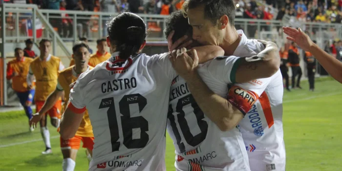 Jugadores del Cobresal de Chile fueron registrados este martes, 2 de abril, al celebrar un gol que Leonardo Valencia le anotó de penal al Barcelona de Ecuador, durante un partido del grupo B de la Copa Libertadores, en el estadio Zorros del Desierto, en Calama (Chile). EFE/Edgard Cross-Buchanan
