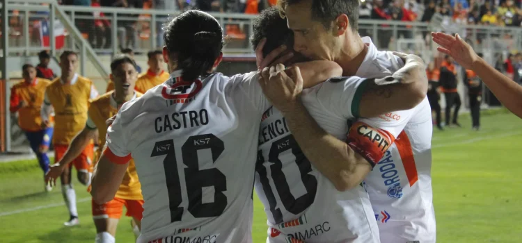 Jugadores del Cobresal de Chile fueron registrados este martes, 2 de abril, al celebrar un gol que Leonardo Valencia le anotó de penal al Barcelona de Ecuador, durante un partido del grupo B de la Copa Libertadores, en el estadio Zorros del Desierto, en Calama (Chile). EFE/Edgard Cross-Buchanan