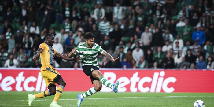 El jugador del Sporting Luis Suarez logra el 4-0 durante el partido de la Liga Portuguesa que han jugado Sporting CP y Vitoria de Guimaraes en Lisboa, Portugal. EFE/EPA/JOSE SENA GOULAO