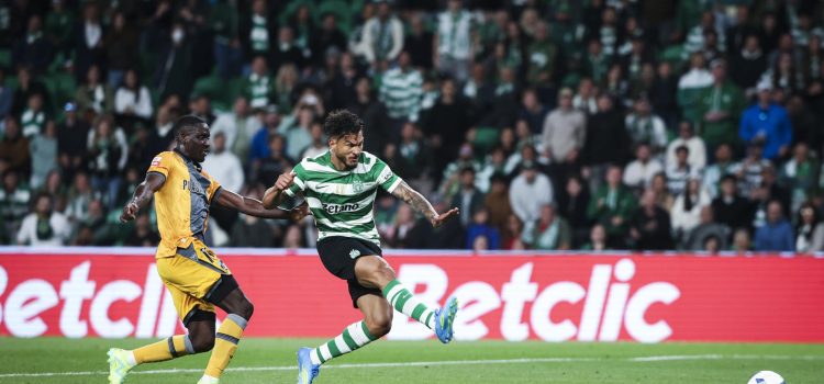 El jugador del Sporting Luis Suarez logra el 4-0 durante el partido de la Liga Portuguesa que han jugado Sporting CP y Vitoria de Guimaraes en Lisboa, Portugal. EFE/EPA/JOSE SENA GOULAO