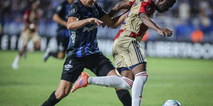Santiago Strasorier (i), de Liverpool, disputa un balón con John Montaño, de Independiente Medellín, en un partido de la Copa Libertadores entre Liverpool e Independiente Medellín en el estadio Alfredo Víctor Viera de Montevideo (Uruguay). EFE/Gastón Britos