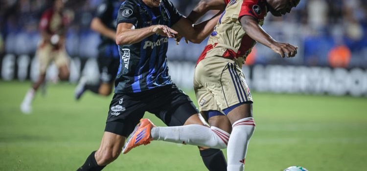 Santiago Strasorier (i), de Liverpool, disputa un balón con John Montaño, de Independiente Medellín, en un partido de la Copa Libertadores entre Liverpool e Independiente Medellín en el estadio Alfredo Víctor Viera de Montevideo (Uruguay). EFE/Gastón Britos