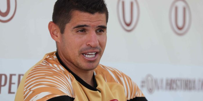El defensa y capitán de Universitario de Deportes Aldo Corzo habla en una rueda de prensa en Lima (Perú). EFE/ Paolo Aguilar