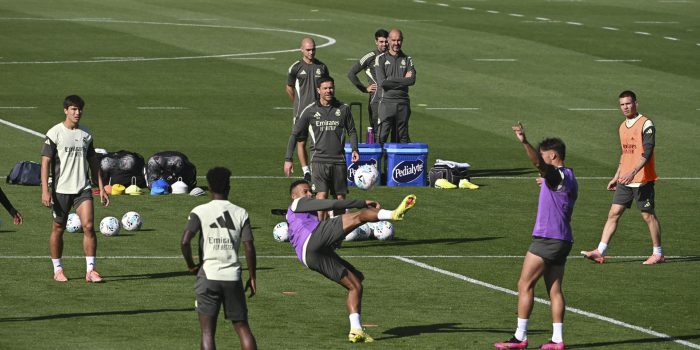 Kylian Mbappe (C) y Franco Mastantuono (D) participan en el entrenamiento del Real Madrid, en la ciudad deportiva Valdebebas para prepatar el partido liguero contra el Getafe del domingo. EFE/ Fernando Villar