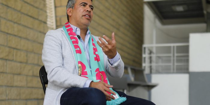 El exfutbolista mexicano y embajador para el mundial de la FIFA 2026, Pavel Pardo, habla durante una entrevista con EFE este martes, en Guadalajara (México). EFE/ Francisco Guasco