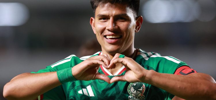 Jesús Gallardo de México celebra un gol este miércoles, en un partido amistoso entre las selecciones de México y Islandia en el estadio La Corregidora en Querétaro (México). EFE/ Alex Cruz