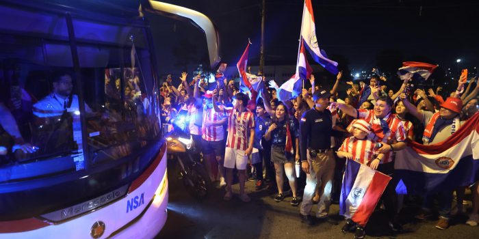 Aficionados de Paraguay despiden a su selección rumbo al Mundial de 2026 este sábado en el aeropuerto Silvio Pettirossi, en Luque. EFE/ Juan Pablo Pino