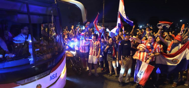 Aficionados de Paraguay despiden a su selección rumbo al Mundial de 2026 este sábado en el aeropuerto Silvio Pettirossi, en Luque. EFE/ Juan Pablo Pino