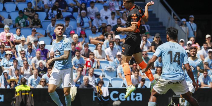 Alberto Marí cabecea el gol de la victoria del Valencia en Balaídos. EFE / Salvador Sas