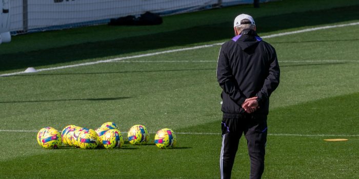 El entrenador del Real Madrid, Carlo Ancelotti, durante el entrenamiento realizado este sábado en la Ciudad Deportiva de Valdebebas para preparar el partido de Liga de mañana frente al FC Barcelona. EFE/Fernando Villar