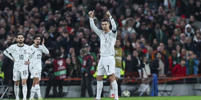 El portugués Cristiano Ronaldo gesticula después de ser expulsado en el partido entre su selección y la de Irlanda, disputado este jueves y correspondiente a la fase de clasificación para el Mundial 2026. EFE/ JOSE SENA GOULAO