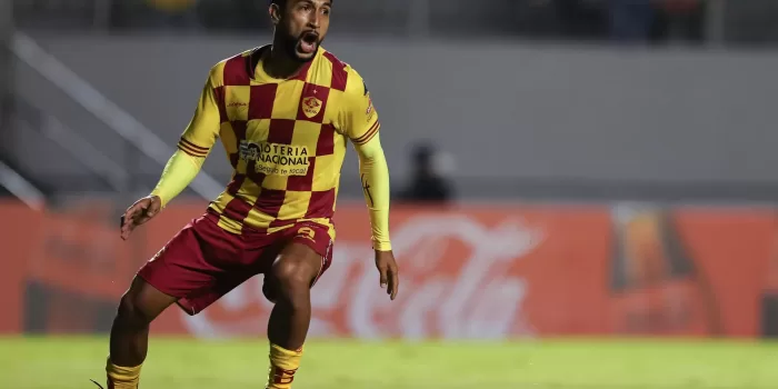alt Aucas mantiene el liderato del fútbol en Ecuador, gracias al empate entre Católica e Independiente