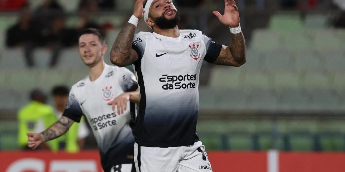 Memphis Depay de Corinthians se lamenta en un partido de la segunda ronda de la Copa Libertadores. EFE/ Miguel Gutiérrez