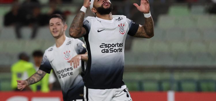 Memphis Depay de Corinthians se lamenta en un partido de la segunda ronda de la Copa Libertadores. EFE/ Miguel Gutiérrez