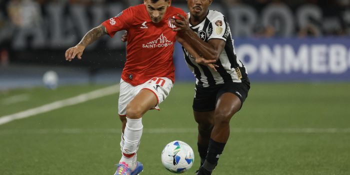 Cuiabano (d) de Botafogo disputa un balón con Eric Meza de Estudiantes de La Plata. EFE/ Antonio Lacerda