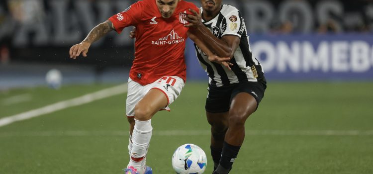 Cuiabano (d) de Botafogo disputa un balón con Eric Meza de Estudiantes de La Plata. EFE/ Antonio Lacerda